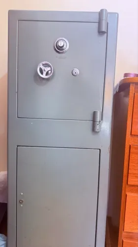 Cofre antigo Átila - grande, pesado, funcionando (2 portas)