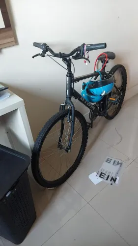 Bicicleta com capacete