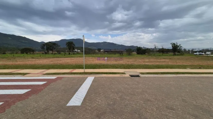 Terreno de 800m² no Alínea Villa da Imperatriz