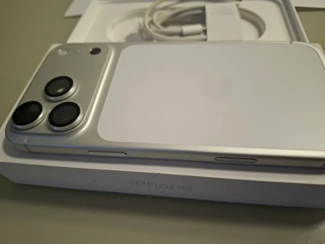 Vendo ou troco iPhone 17 pro max 20 dias de ativado + nota fiscal
