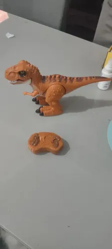 Dinossauro com controle remoto