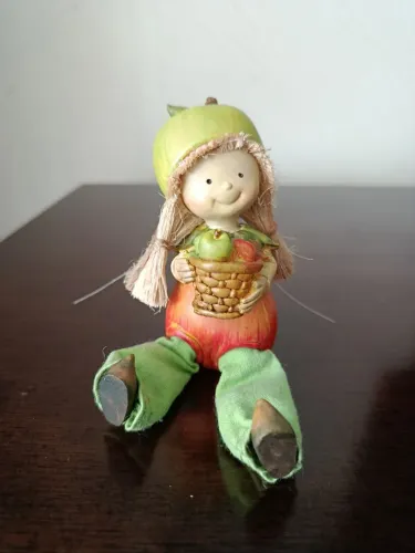 Figura Decorativa - Boneca Perna Mole Cesto