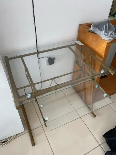 Mesa para computador de vidro e metalon dourado com rodinhas