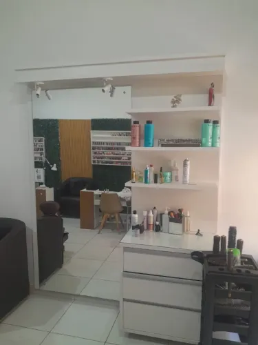 Painel para Salão de Beleza com Espelho, Prateleira e 3 Gavetas Grandes.