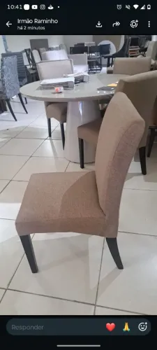Cadeira de madeira de mesa de jantar. A compra pode ser parcelada no cartão de crédito 6x