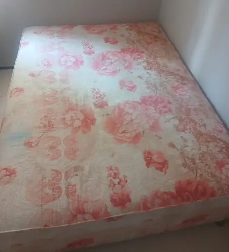 Vende-se uma Cama de Casal Box 