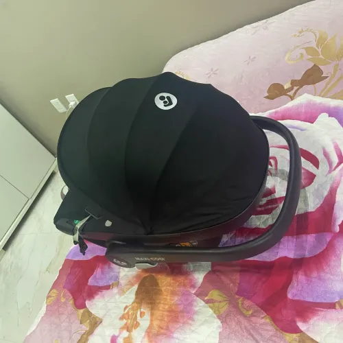 Bebê conforto Pebble 360 da Máxi Cosi Junto com a base family fix 360 pro
