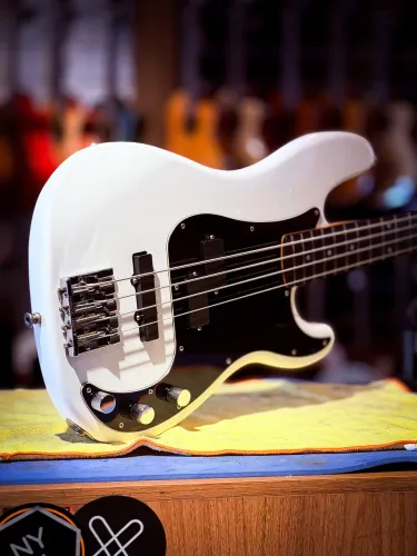 Baixo Squier turbinado