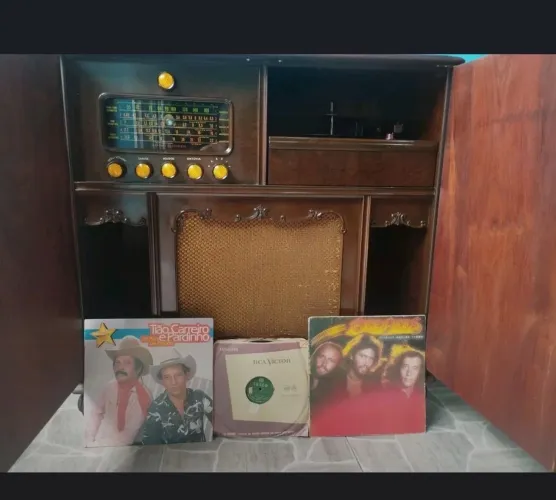 Rádio Vitrola Antiga