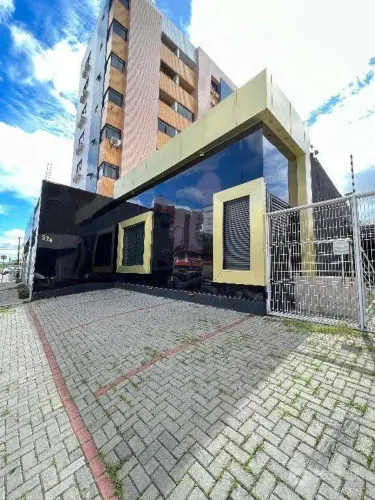 Ponto comercial com mobília e estacionamento na João Quirino
