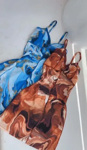 Vestidos disponíveis nas duas cores. Azul e terra. Tamanho único. 