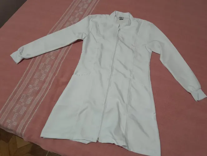 Jaleco feminino.