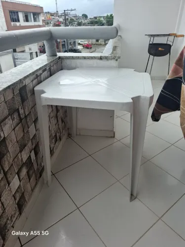 Mesa de plástico e banco