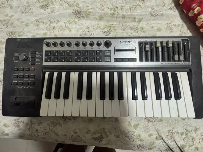 Controlador MIDI Edirol Roland PCR-300 - 32 Teclas