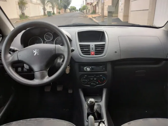 Peugeot 207 XR 1.4 Flex 8V 3P 2010