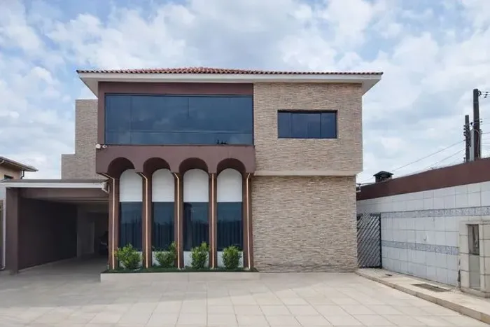 Casa com 5 Quarto(s) e 3 banheiro(s) para Alugar, 280 m² por R$ 10000 / Mês
