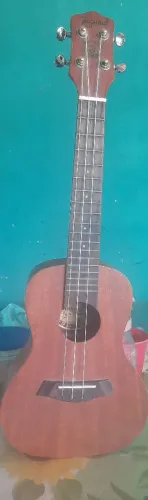 Ukulele em bom estado, faltando uma corda