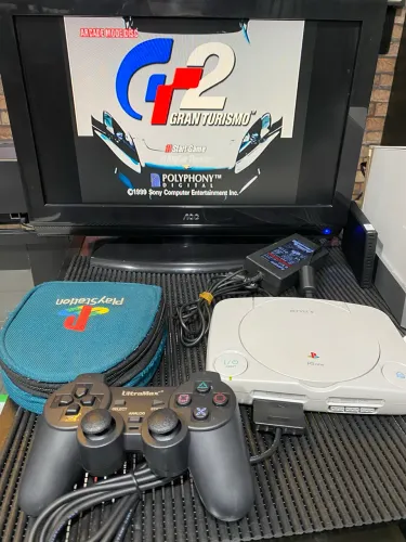 PlayStation 1 baby funcionando com jogos