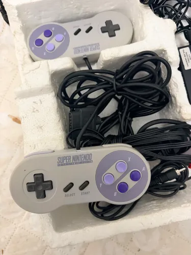 Super Nintendo com caixa isopor e dois controles originais