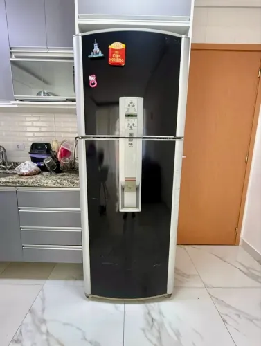Geladeira Frost Free com Freezer pt superior - USADO