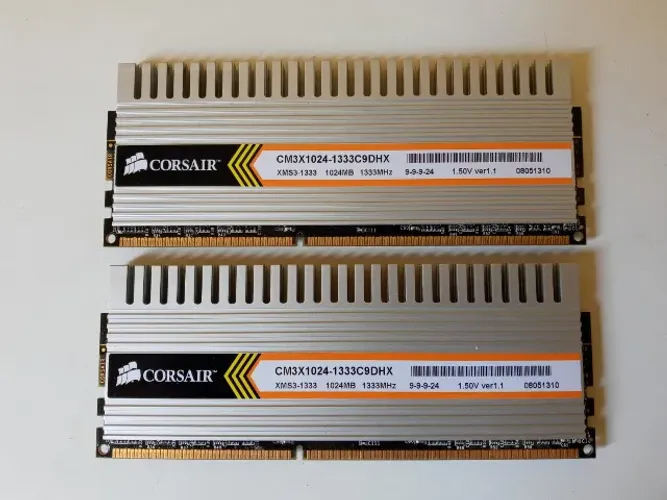 2 Pentes de Memória Corsair CM3X1024-1333C9DHX