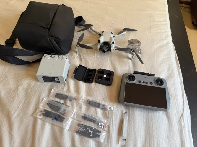 Dji mini 4 pro fly more combo. 
