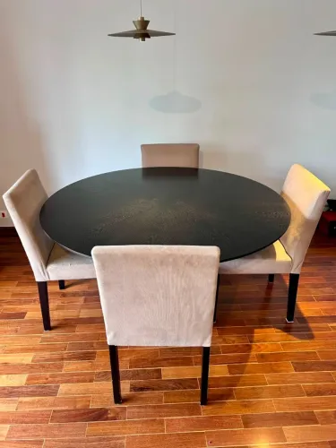 Mesa de jantar redonda preta + 4 cadeiras estofadas (Santo Amaro, SP)