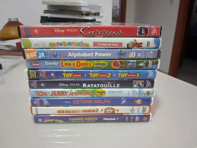 Lote com 10 DVDs infantis variados(apenas o lote)