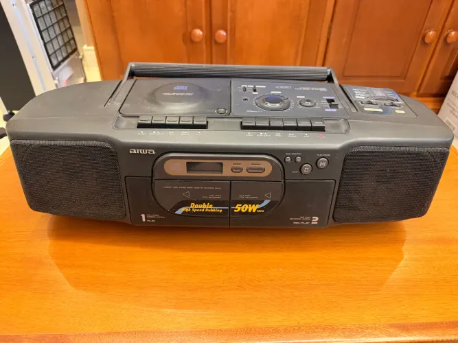 Som portatil AIWA: CD + toca fitas + radio FM/ SW/MW