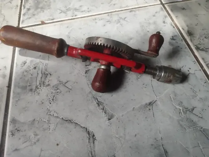 Furadeira manual antiga barbequin