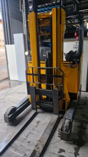 Empilhadeira elétrica retrátil