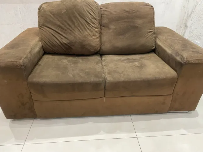 Sofá de 2 lugares sem detalhes 