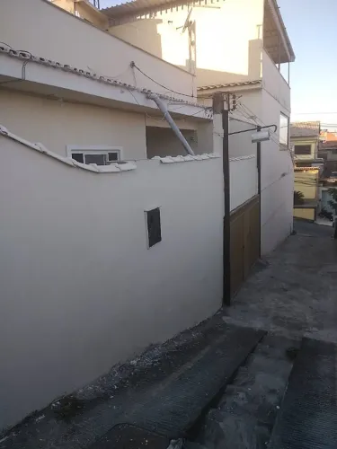 CASA EM NILOPOLIS COM 4 QUARTOS TERRAÇO COM AREA GOURMET