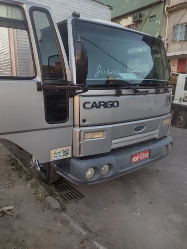 Ford cargo 712 baú