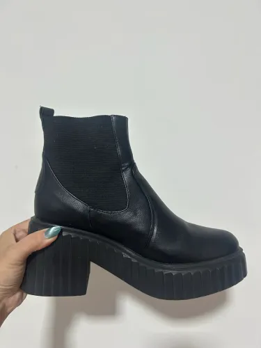 Bota preta tratorada