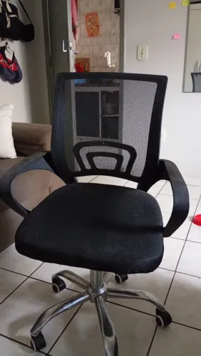 Vendo cadeira com rodinhas 