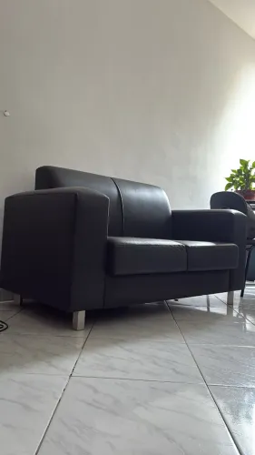 Sofá preto em courino - Semi novo