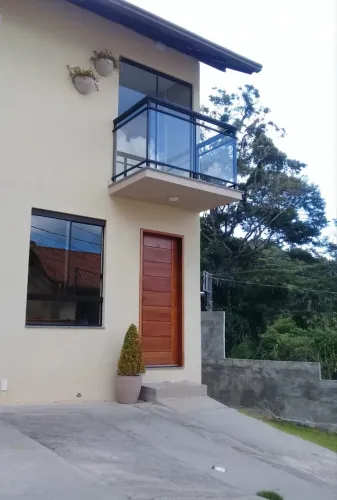 Casa de dois andares recém construída com móveis planejados