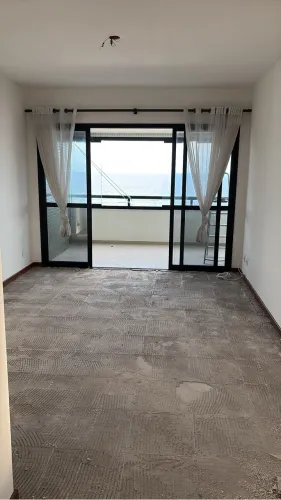 Esquadria de alumínio preto envidraçado