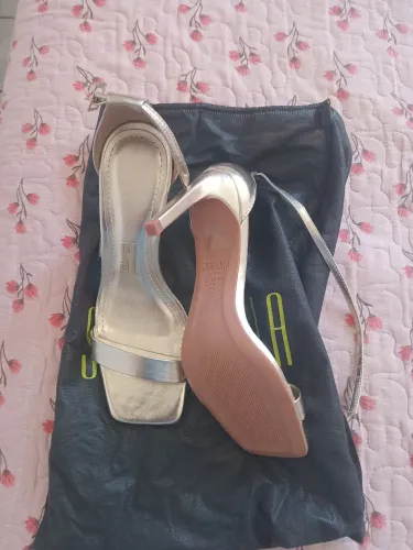 Sandália dourada Tam 35 Santa Lolla