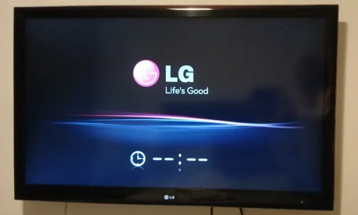 TV 47 LG com DEFEITO para RETIRADA DE PEÇAS - Travada na tela da LG - 47LE5500