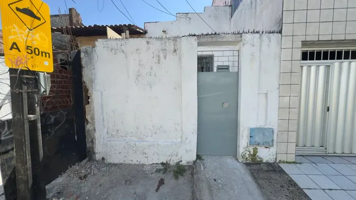 Casa residencial com 2 quartos e quintal na Rua Tereza Cristina
