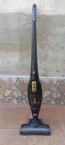 Aspirador de pó vertical sem fio Oster modelo OASP651 2 em 1 com detalhe.