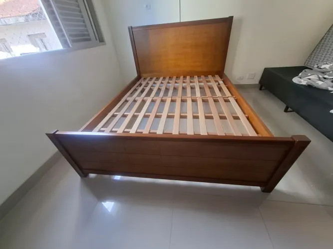Cama casal queen madeira
