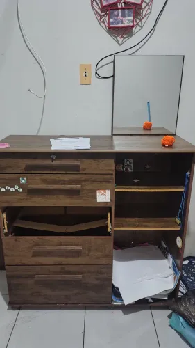 Pra vender essa cômoda só com uma gaveta esculhambada pra vim buscar