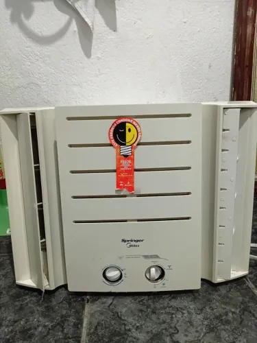 Vendo um ar condicionado em perfeito estado!!! Valor 400 reais dispenso curiosos.
