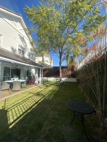 Linda Casa em Condomínio Rossi Le Monde - Avila, com 3 Suítes, Espaço Gourmet e Área Verde