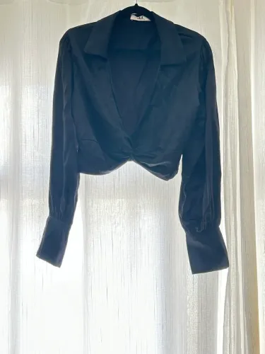 Camisa cropped de cetim