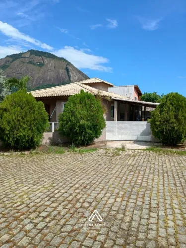 Casa Linear em estilo colonial, no Condomínio Vale das Orquídeas, Maricá