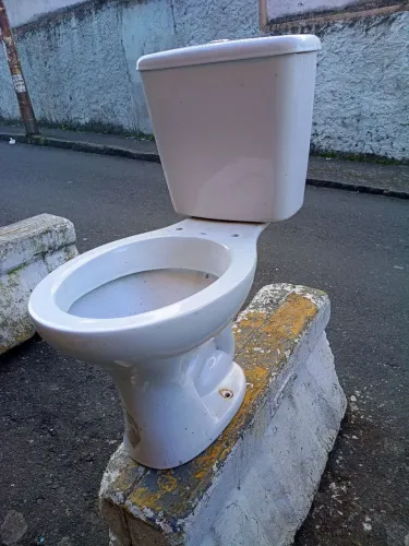 Vaso sanitário acoplado SEM AS CONEXÕES DE DENTRO DA CAIXA.